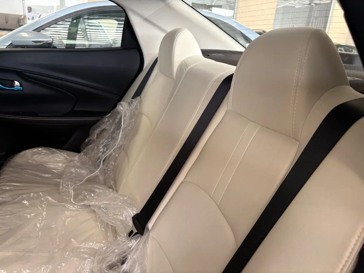 Car image 18