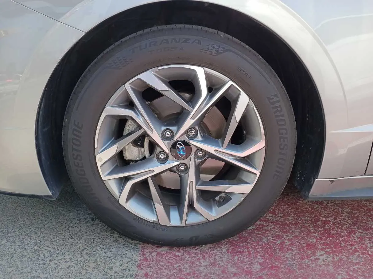 Car image 9