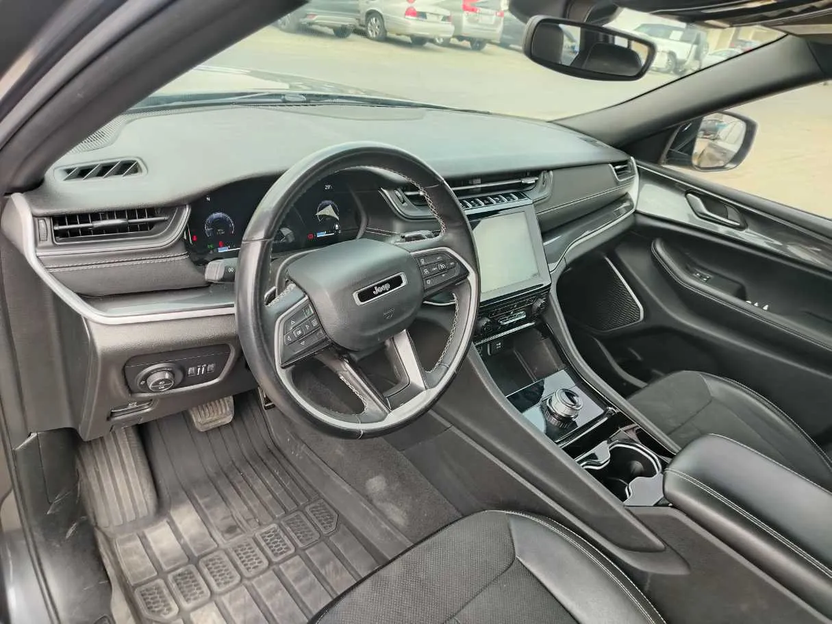 Car image 13