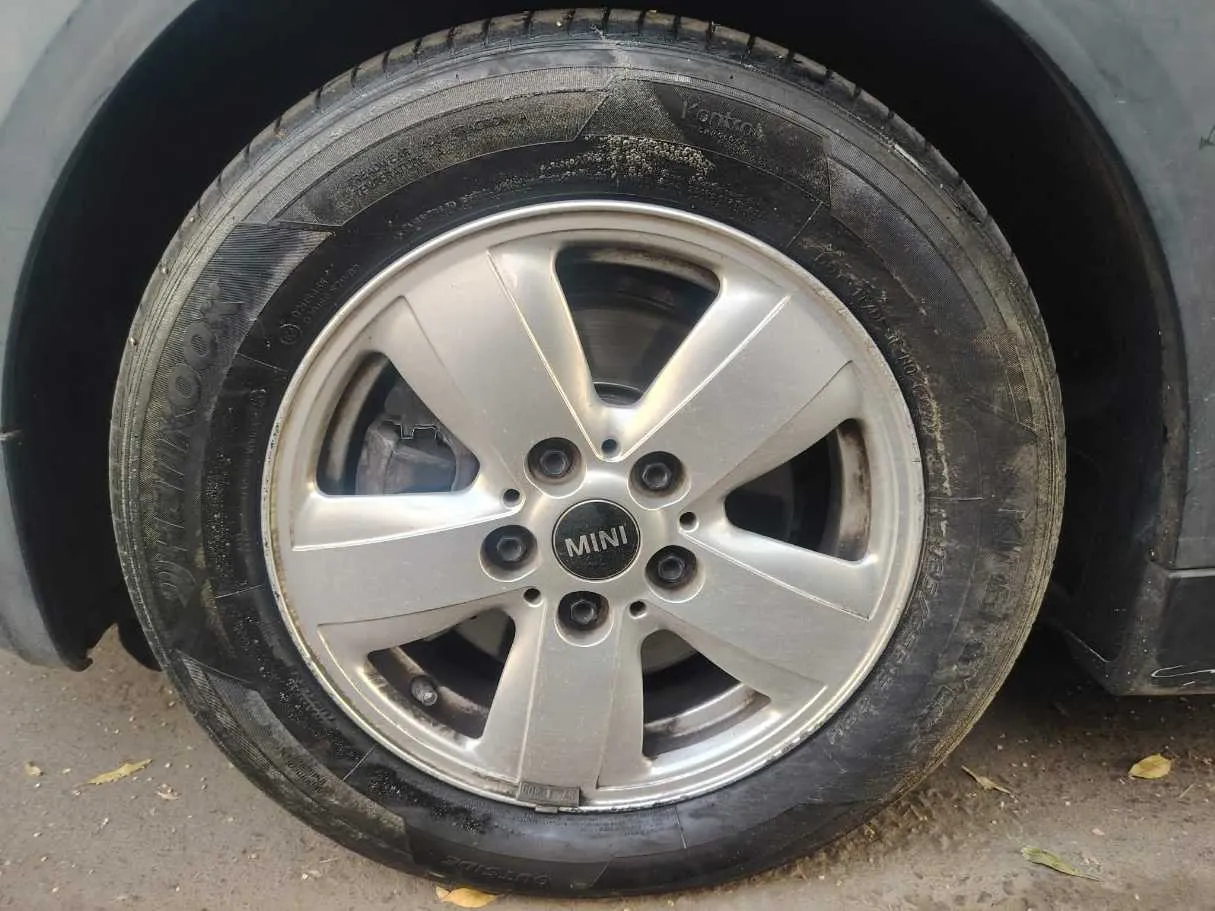 Car image 9