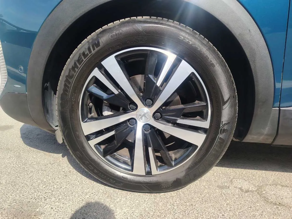 Car image 9