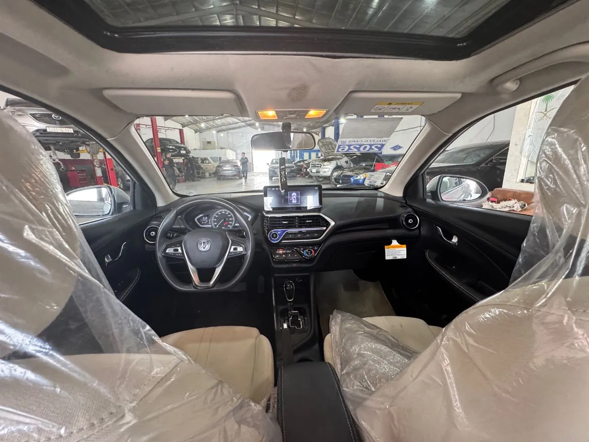 Car image 14