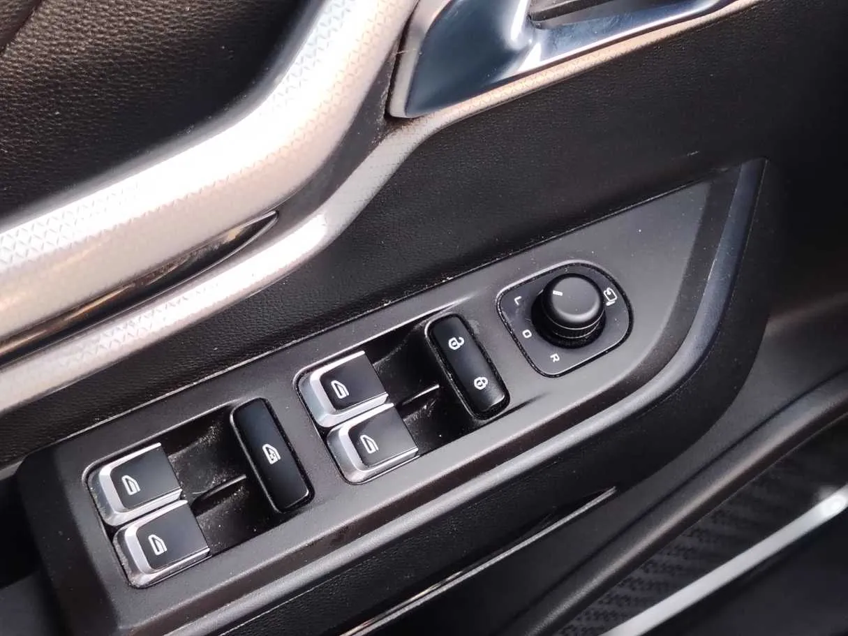 Car image 34
