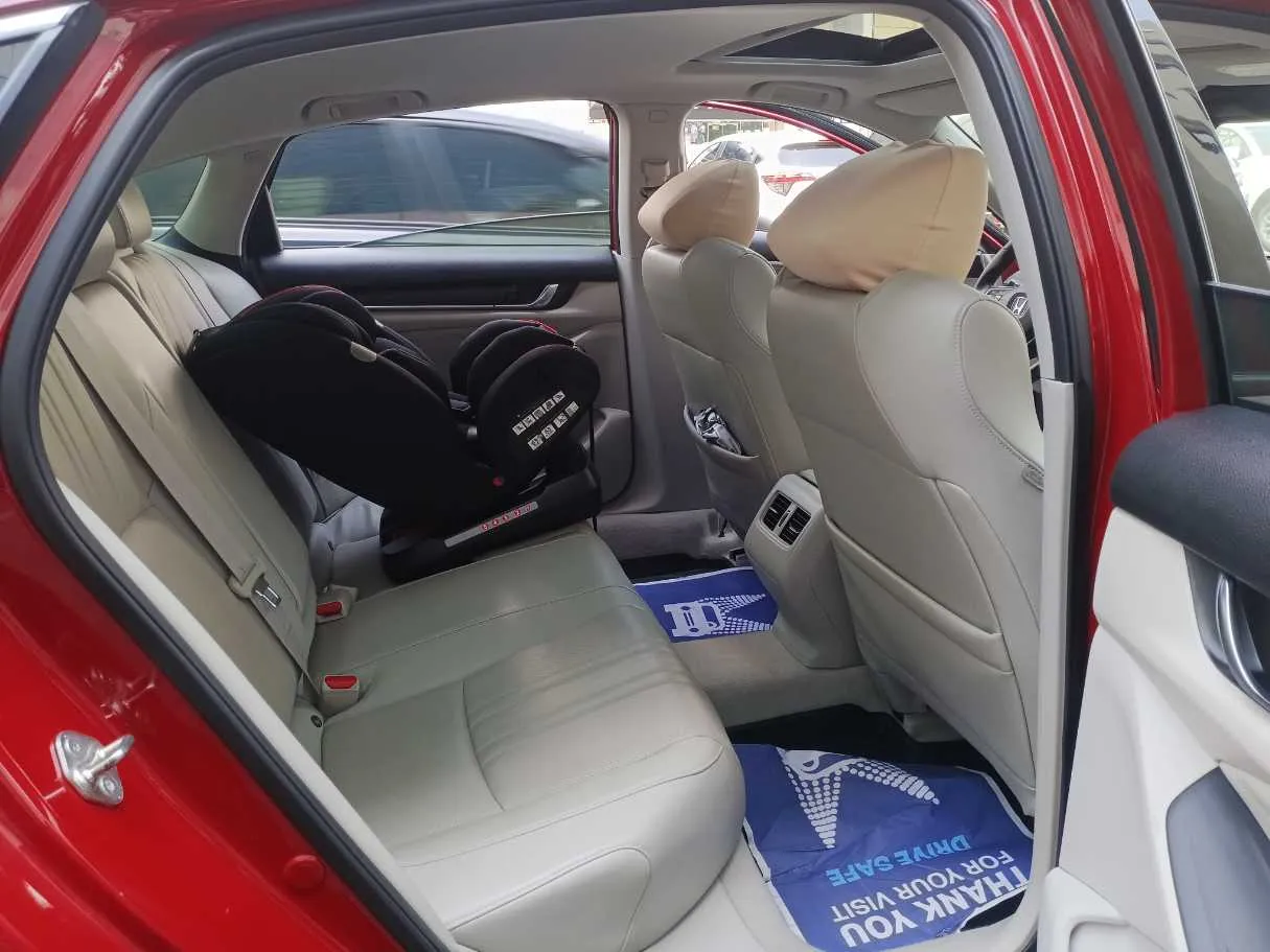Car image 13