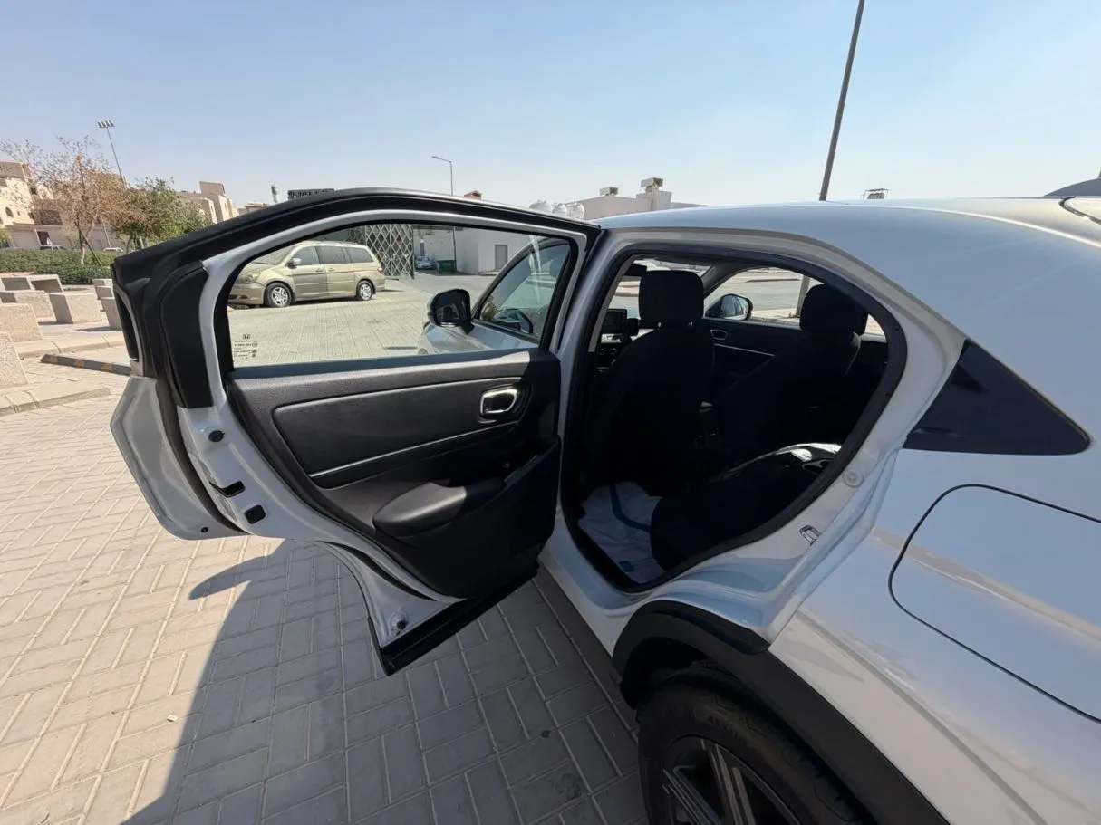Car image 12