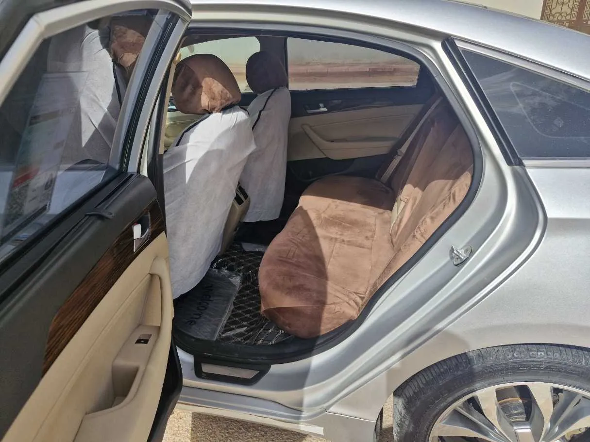 Car image 14