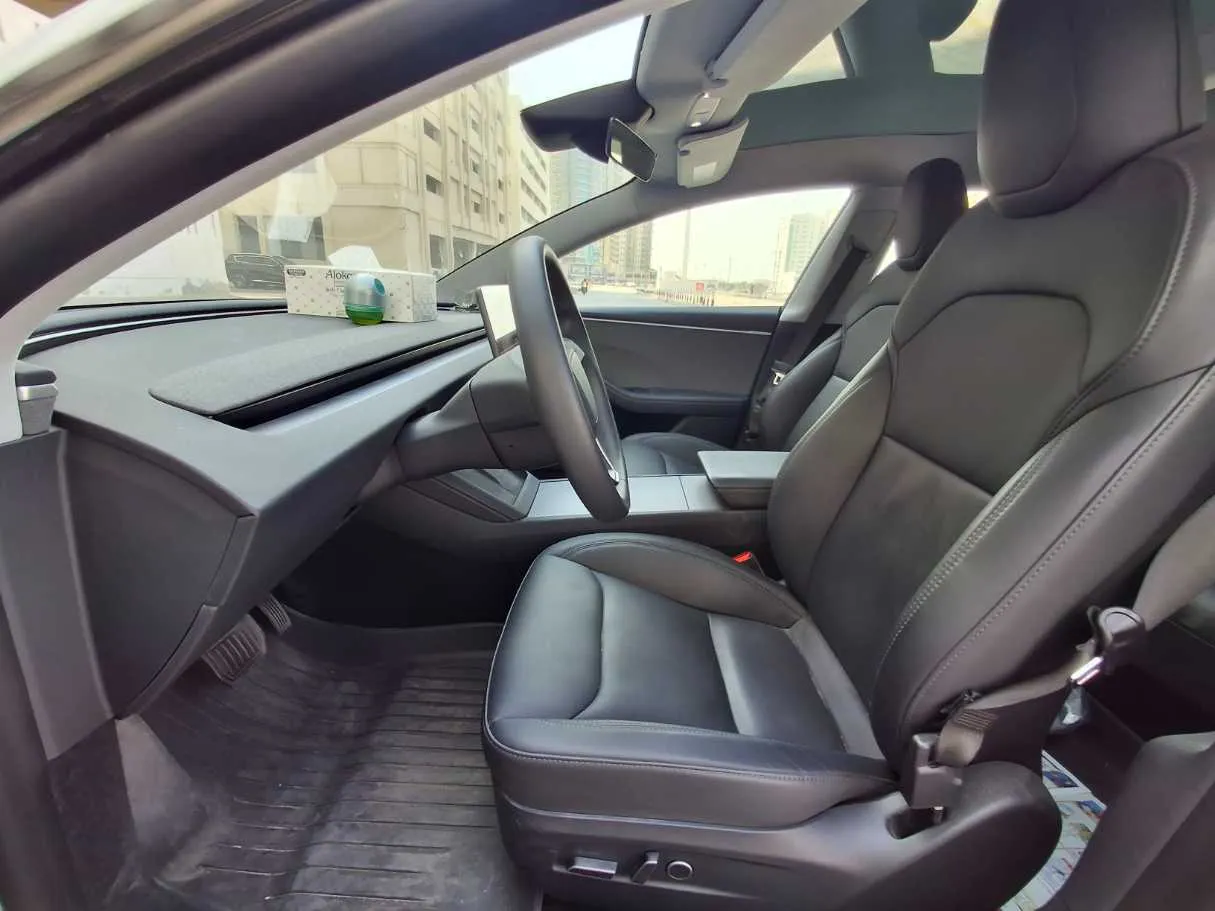 Car image 12