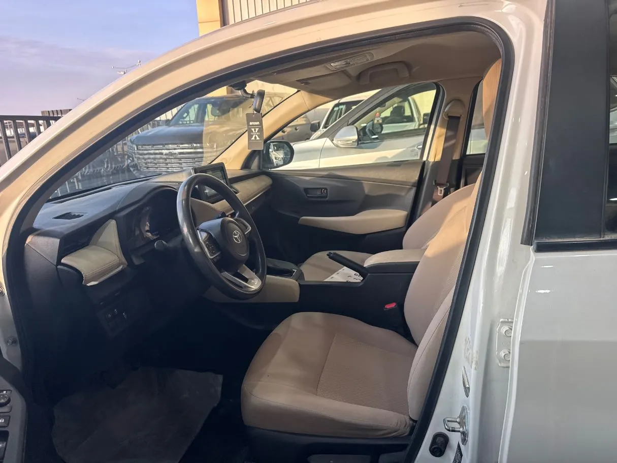 Car image 8
