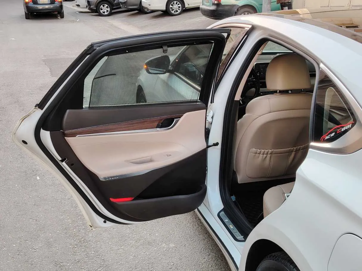 Car image 14