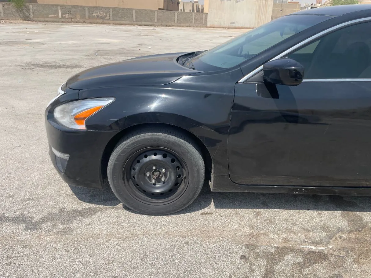 Car image 9
