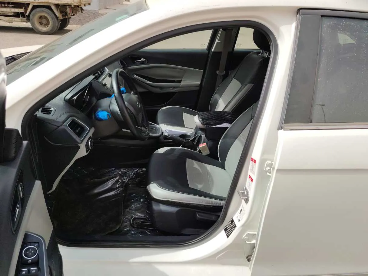Car image 12