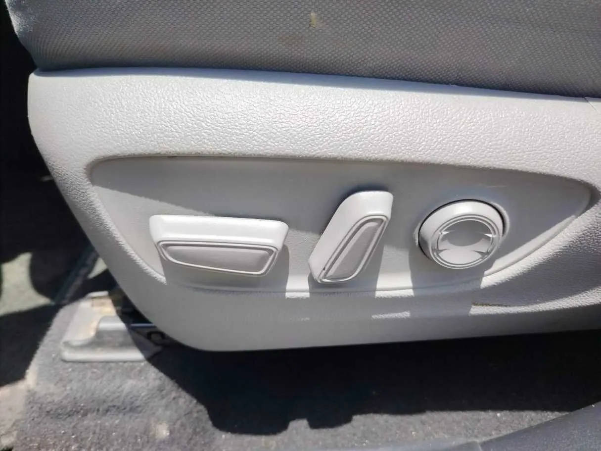 Car image 36