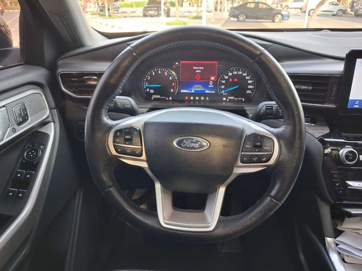 Car image 19