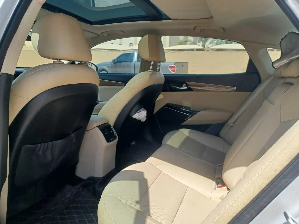 Car image 15