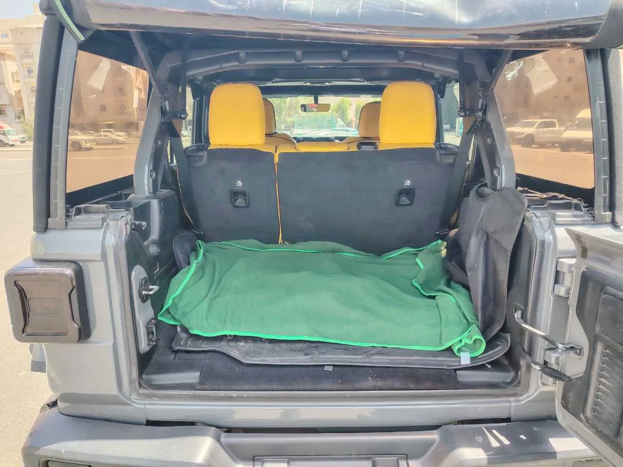 Car image 25