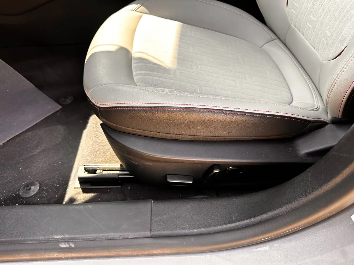 Car image 26