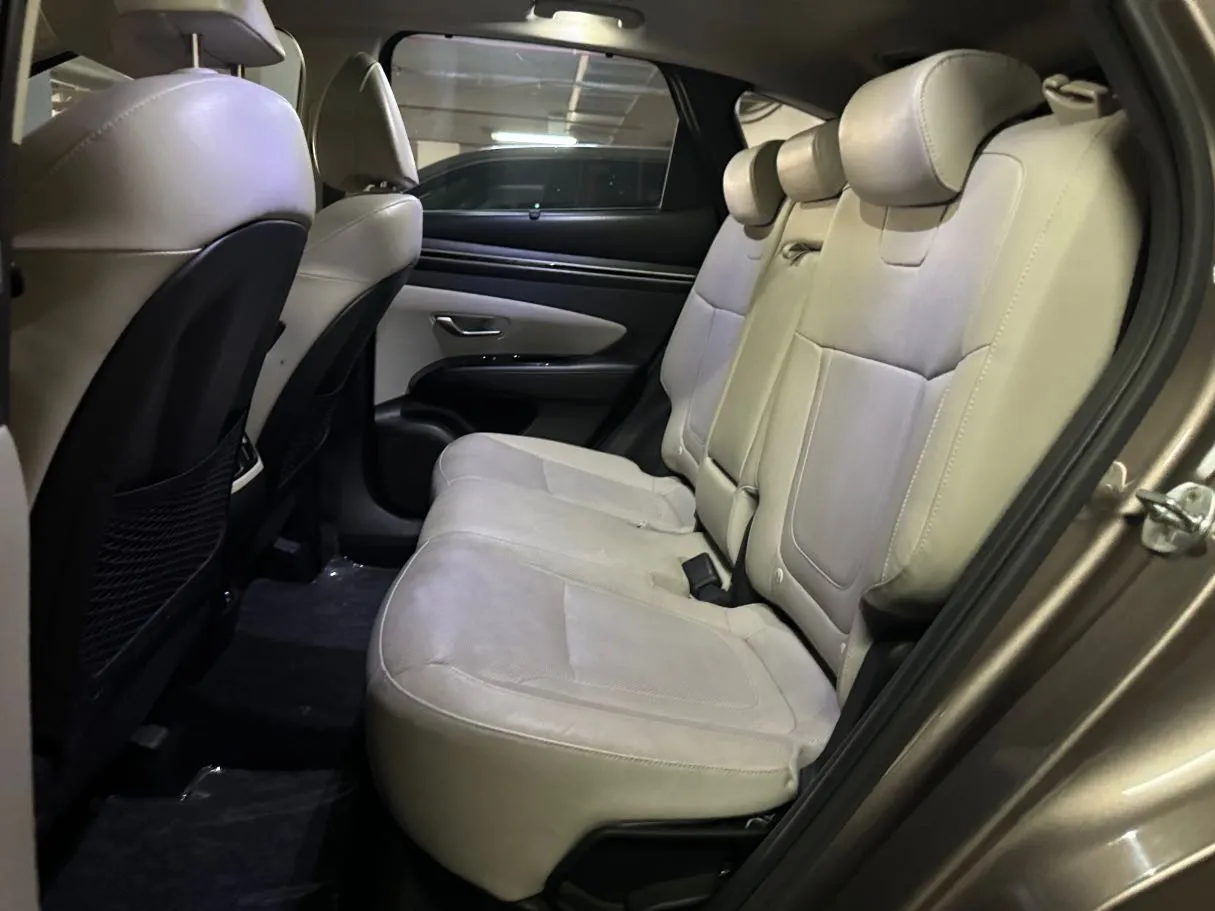 Car image 13