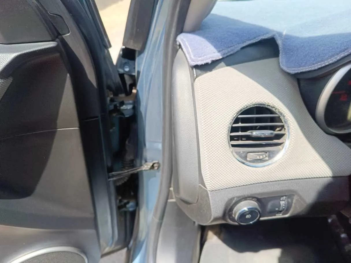 Car image 27