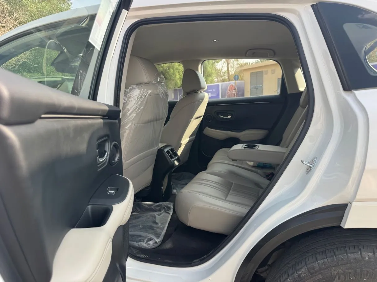 Car image 13