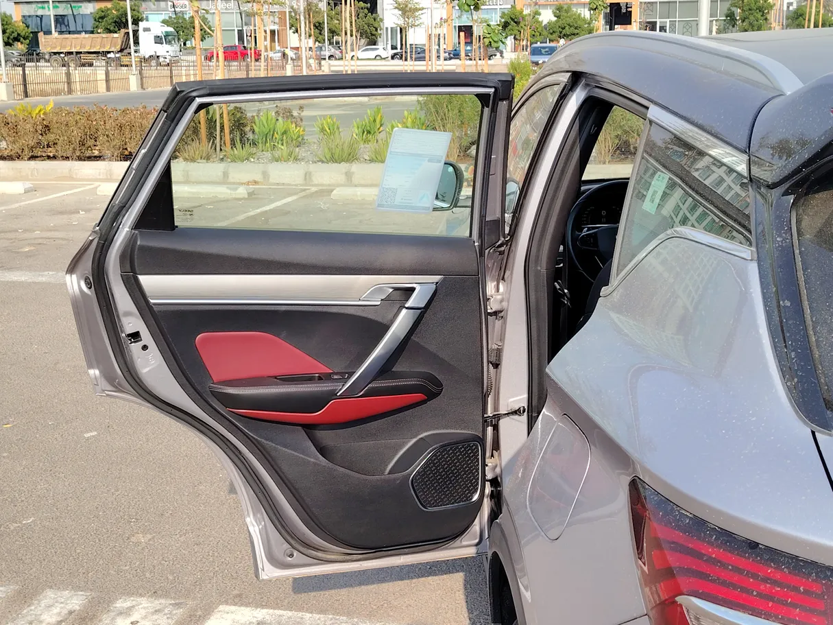 Car image 14