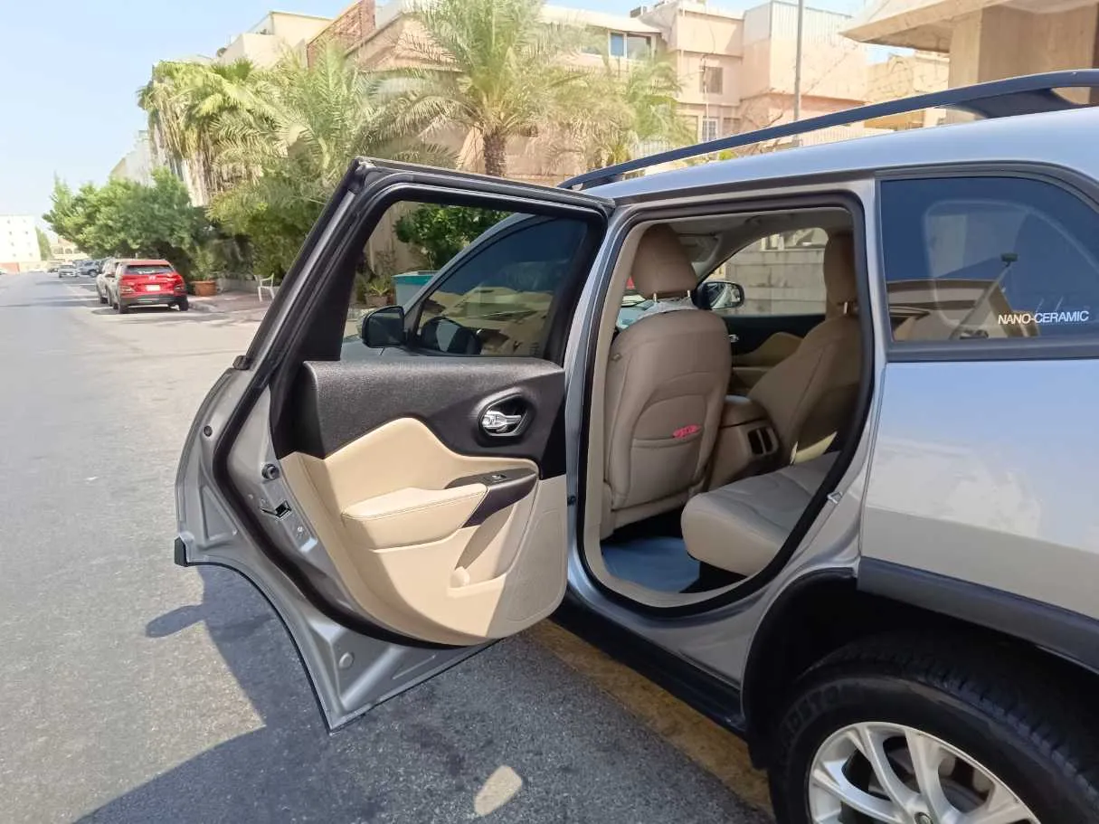 Car image 15