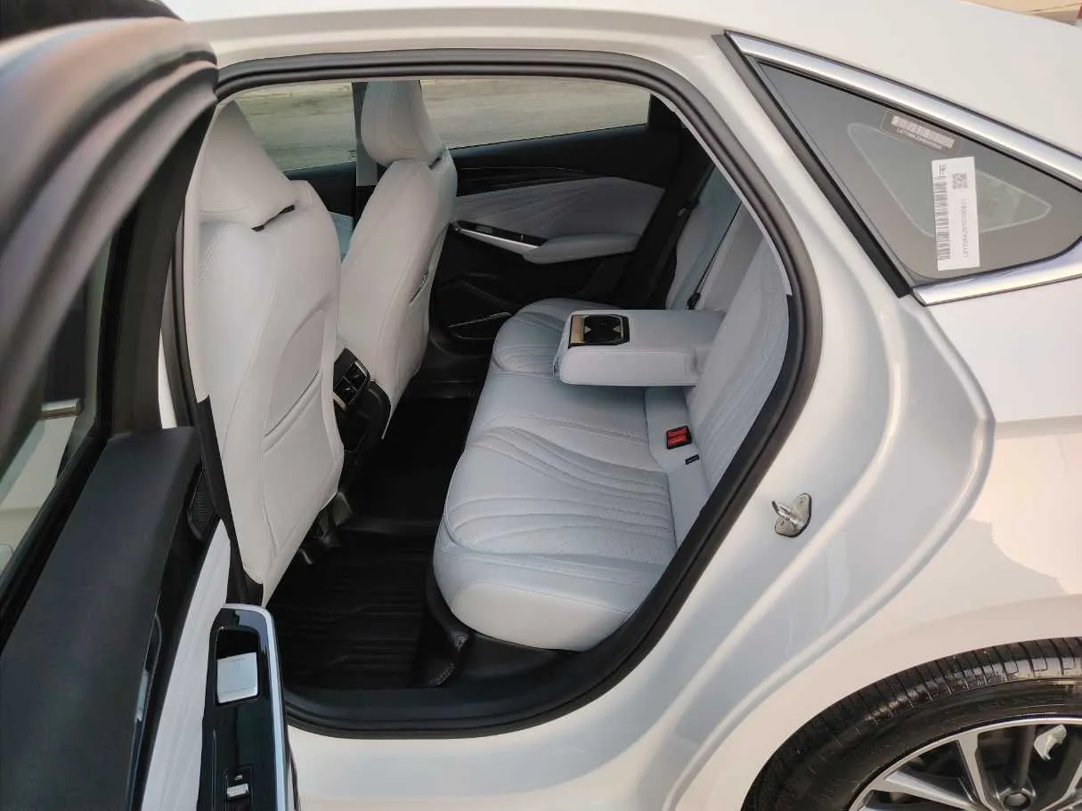 Car image 15