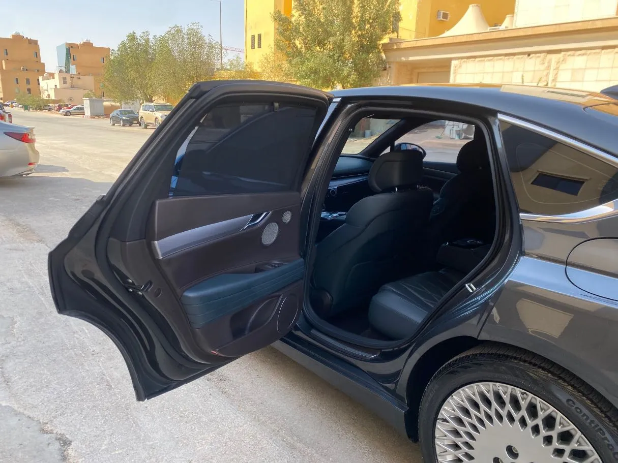 Car image 12