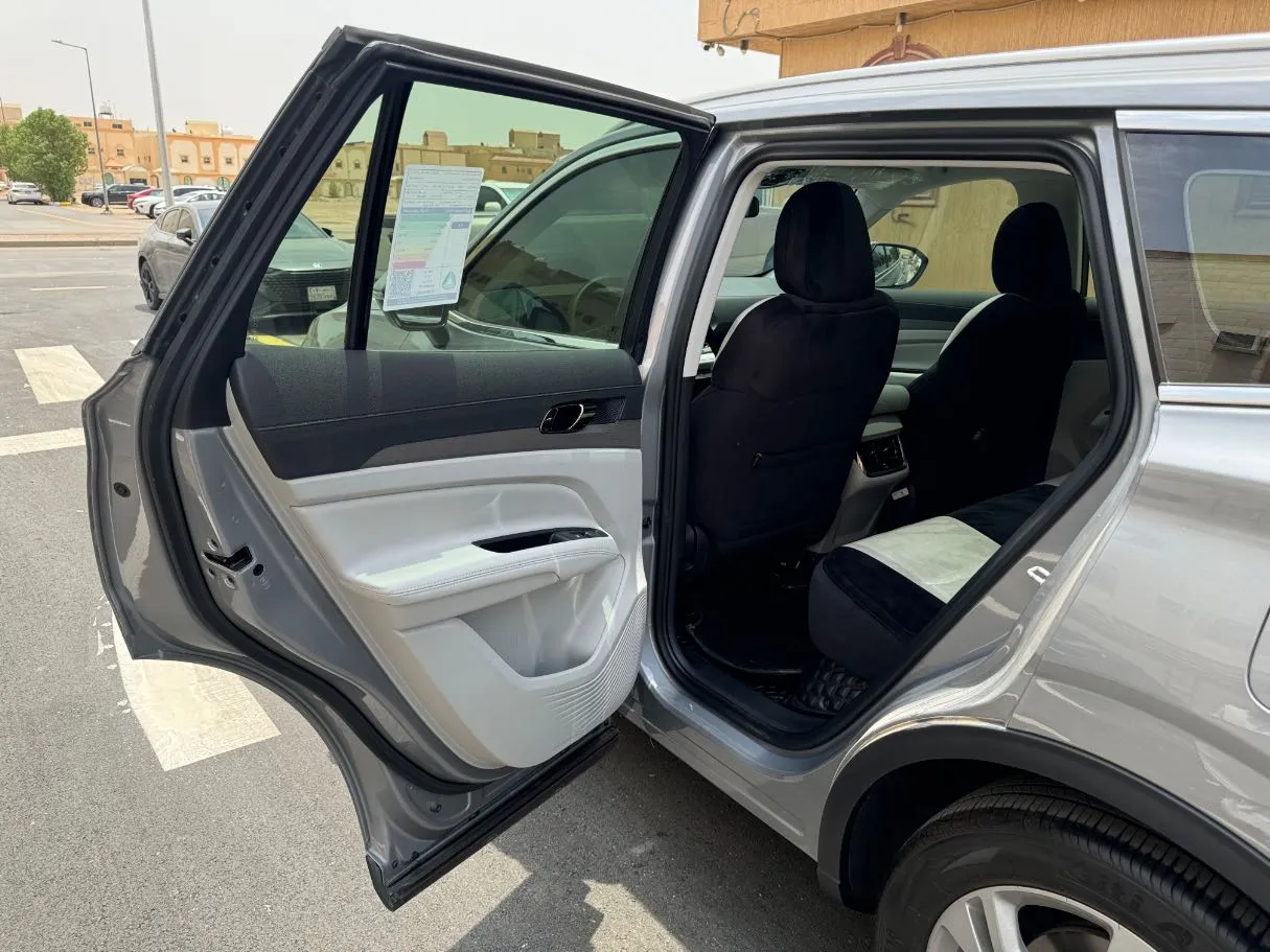 Car image 14