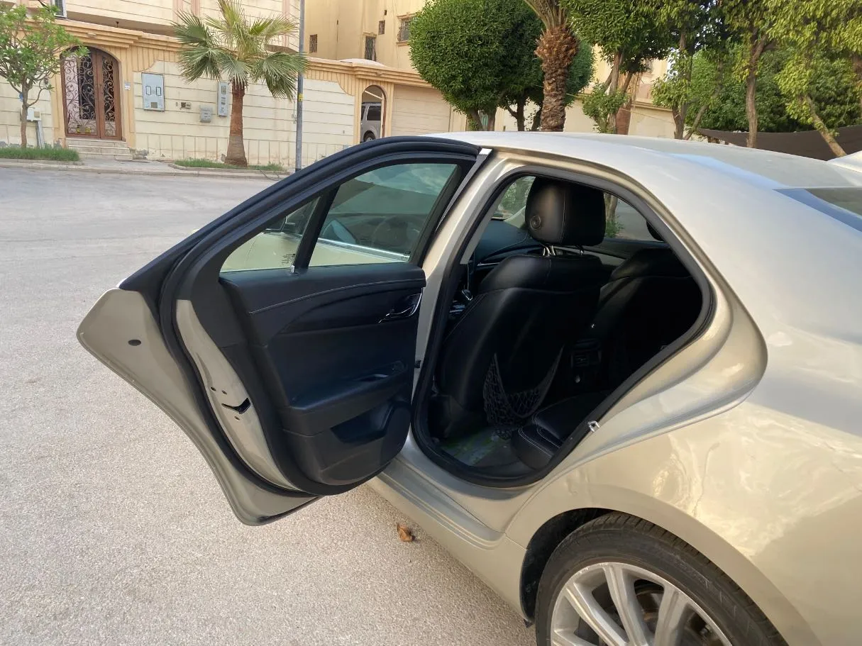 Car image 12