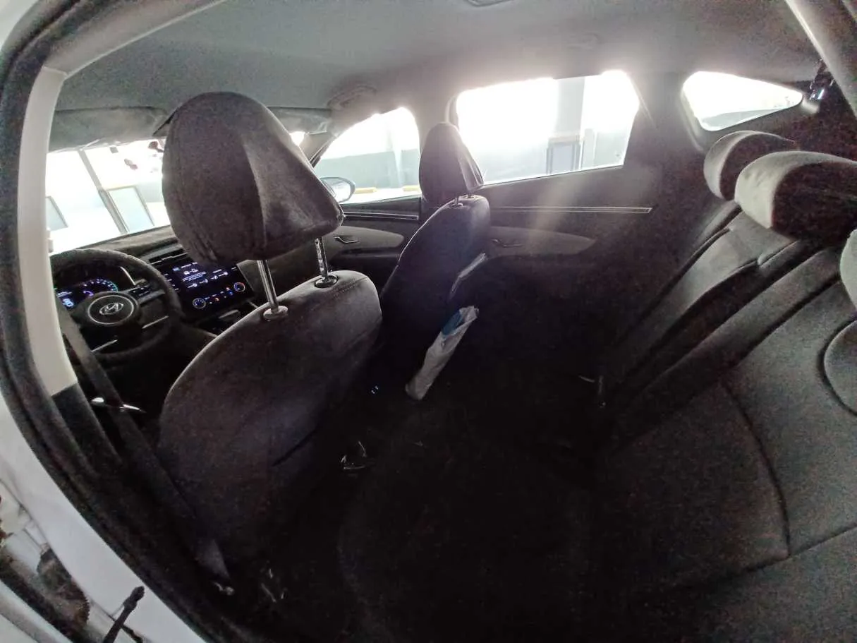 Car image 12