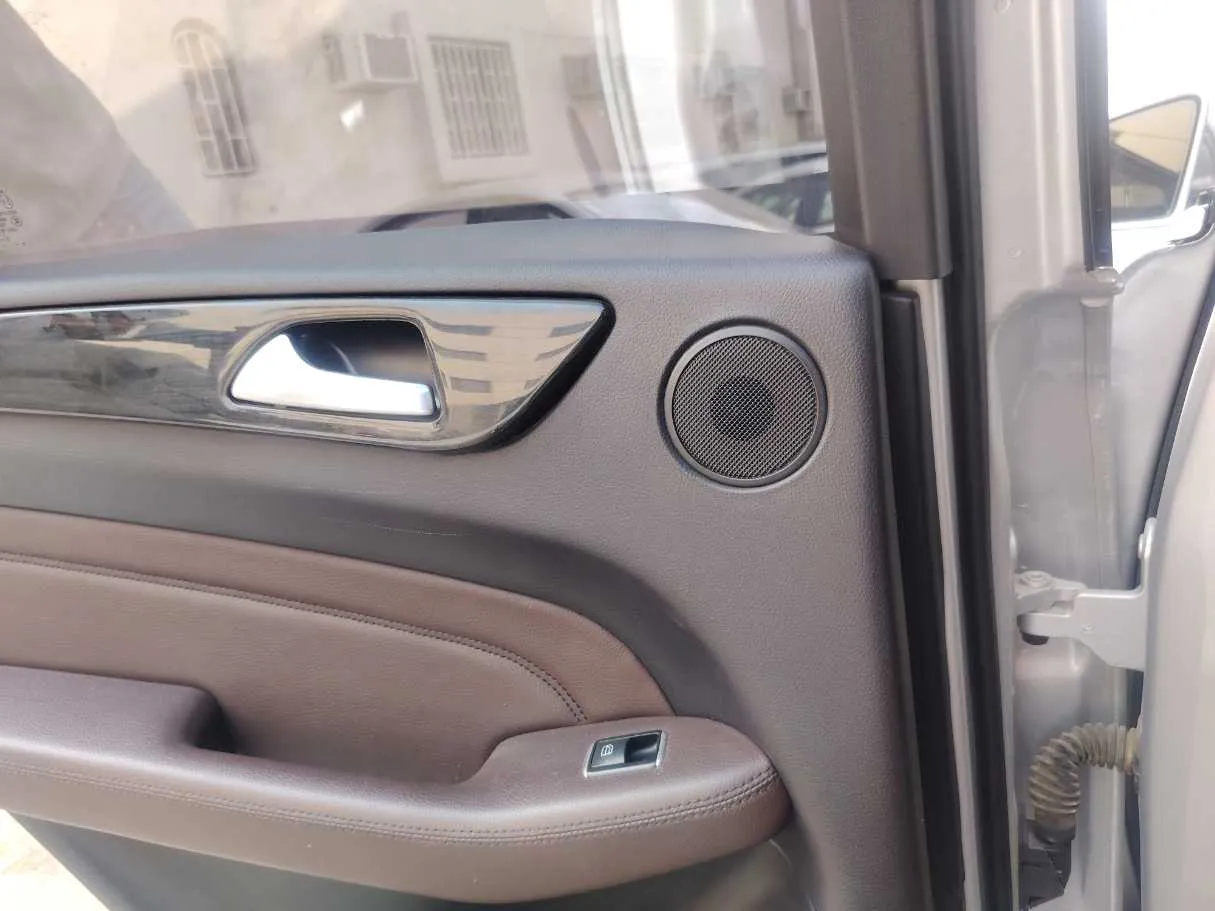 Car image 30