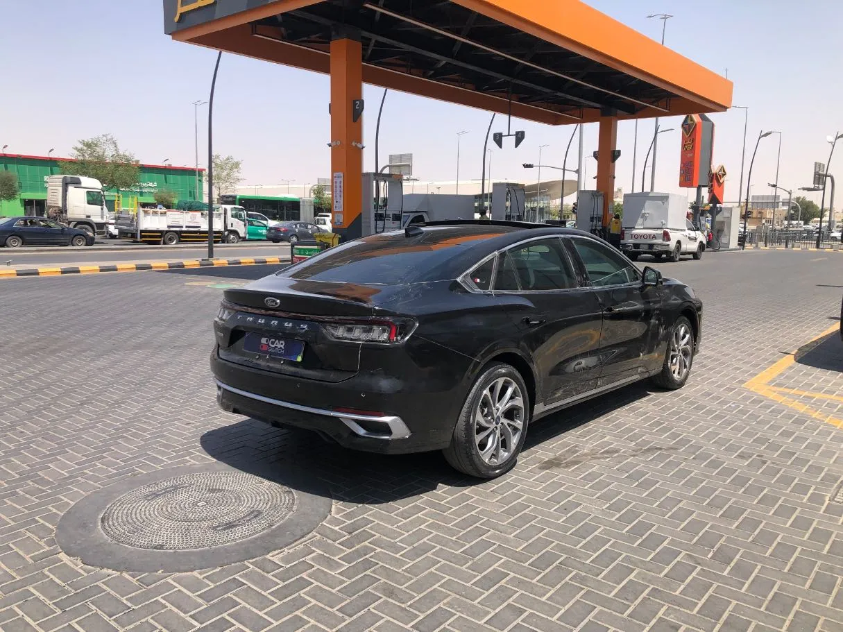 Car image 4