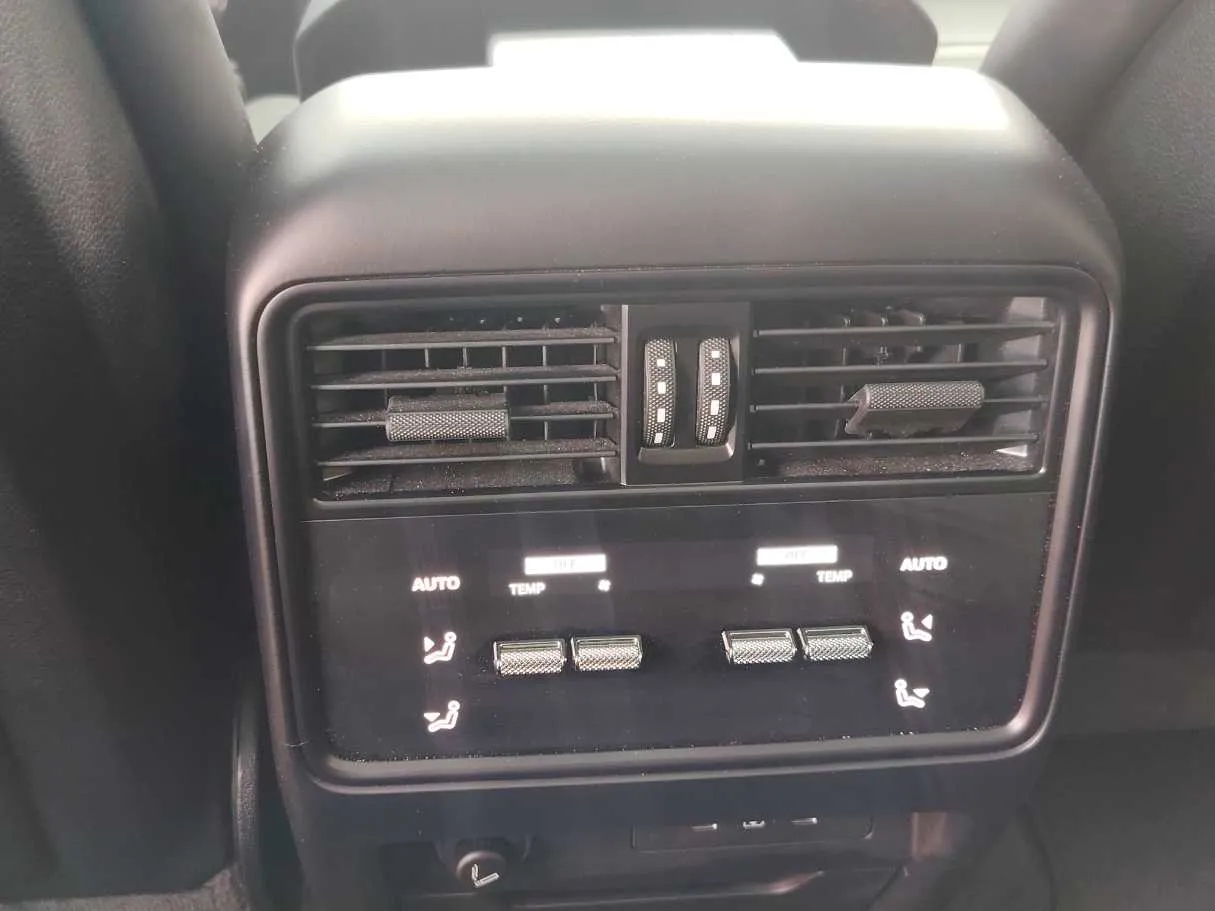 Car image 35