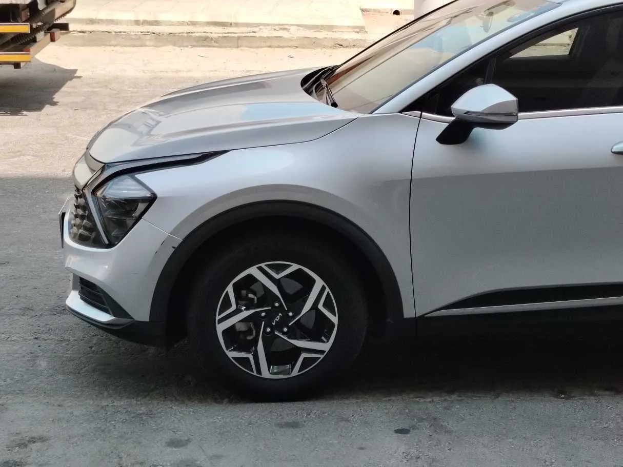 Car image 9