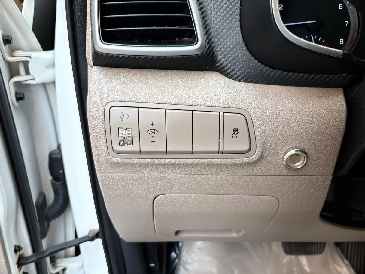 Car image 24