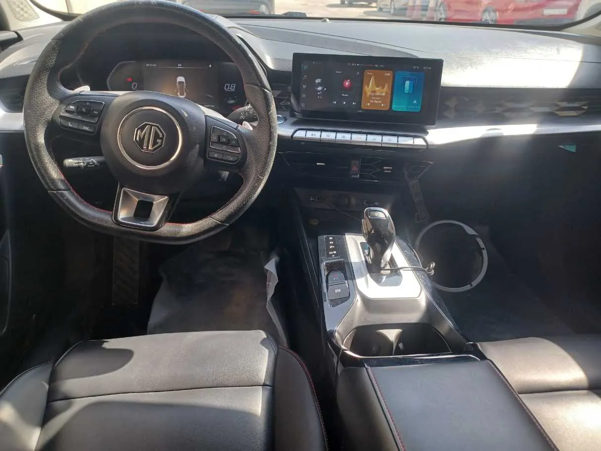 Car image 16