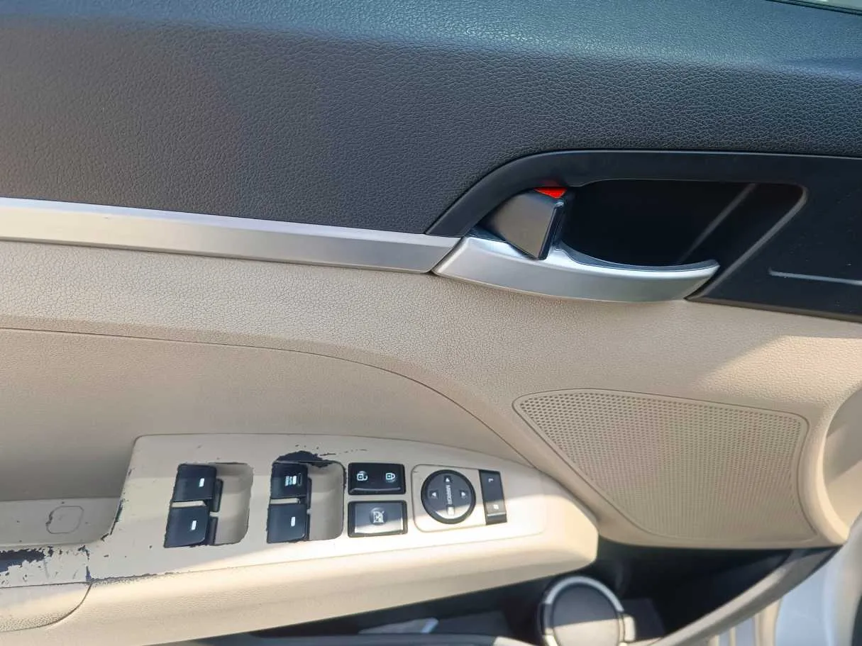 Car image 25