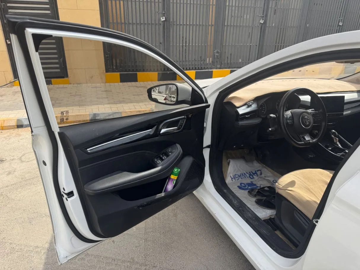 Car image 10