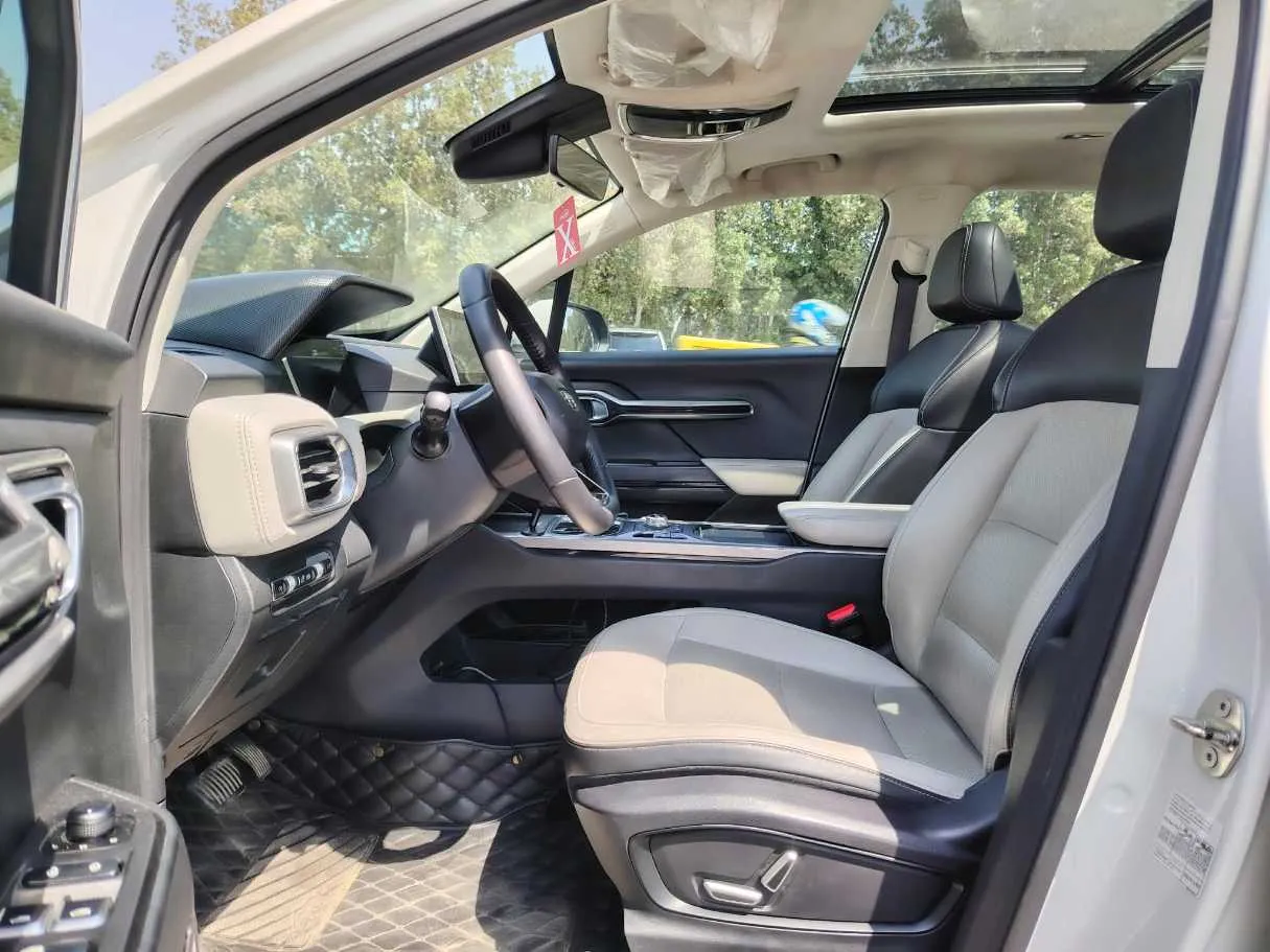 Car image 14