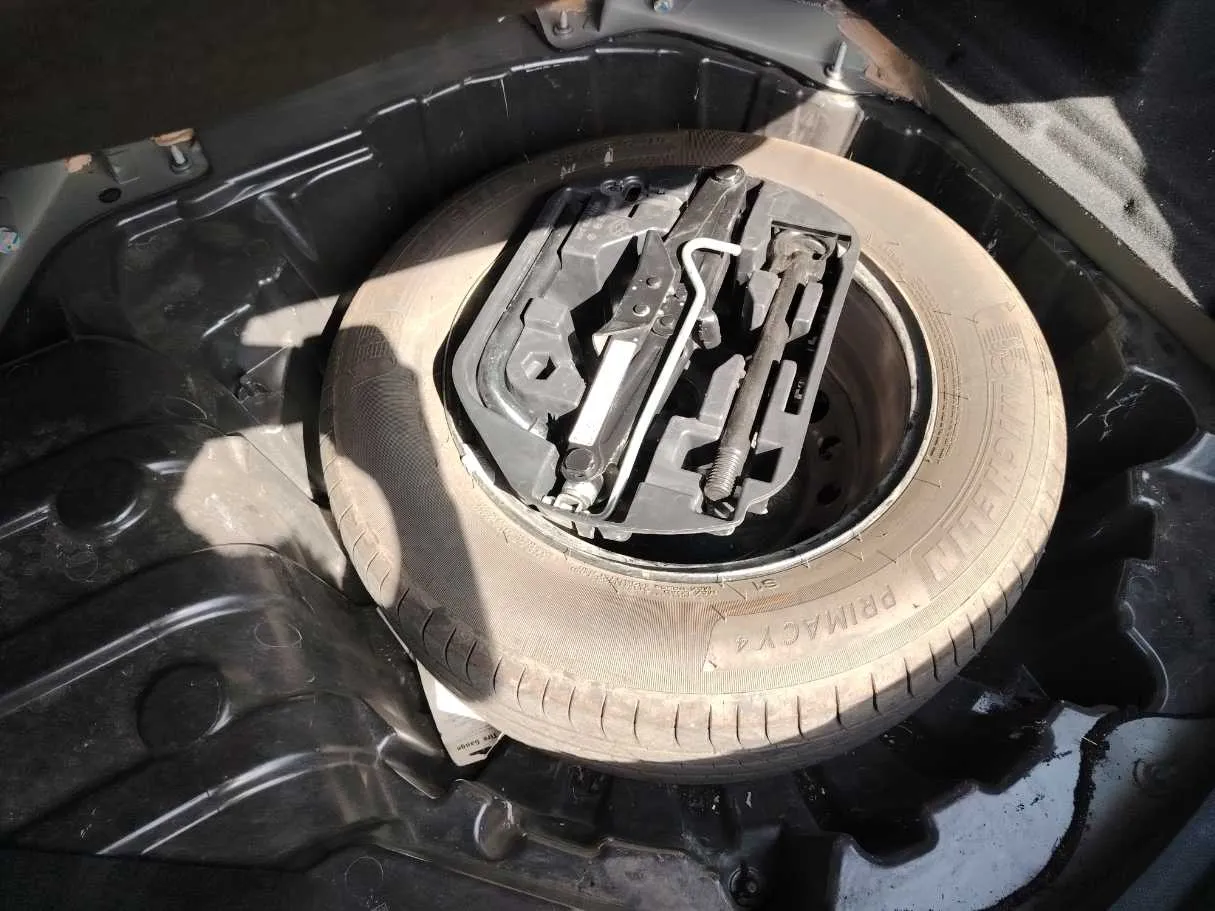Car image 26