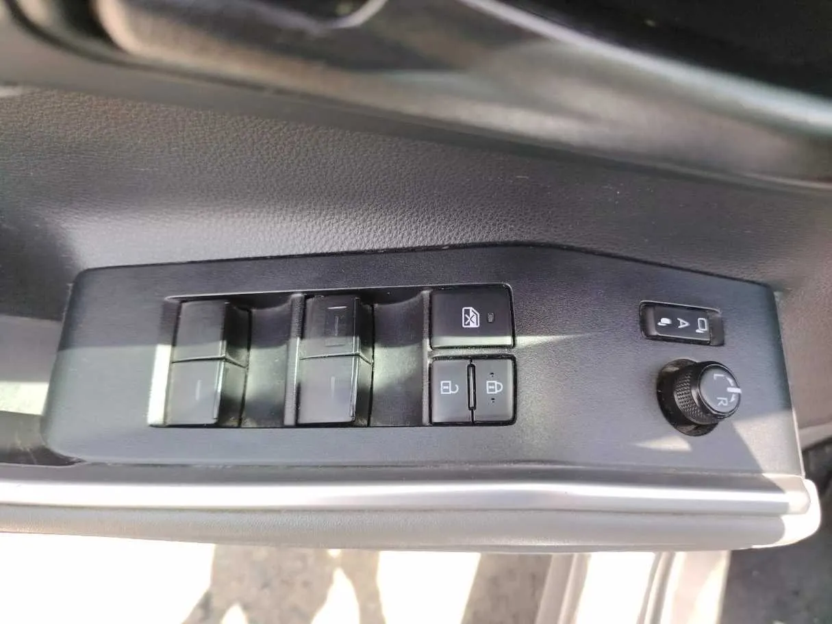 Car image 35