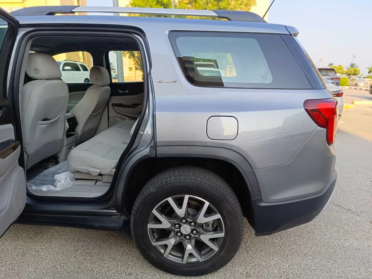 Car image 14