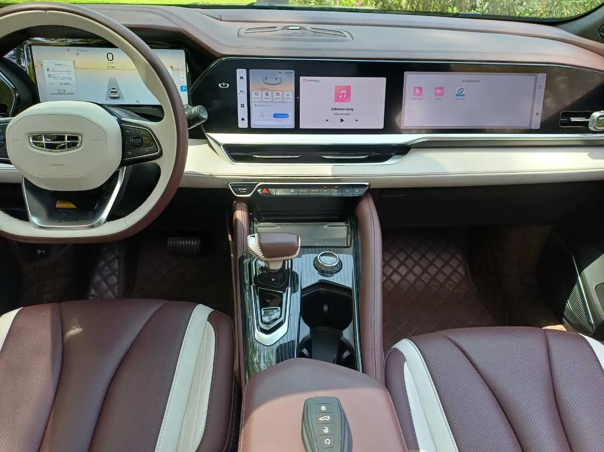 Car image 16