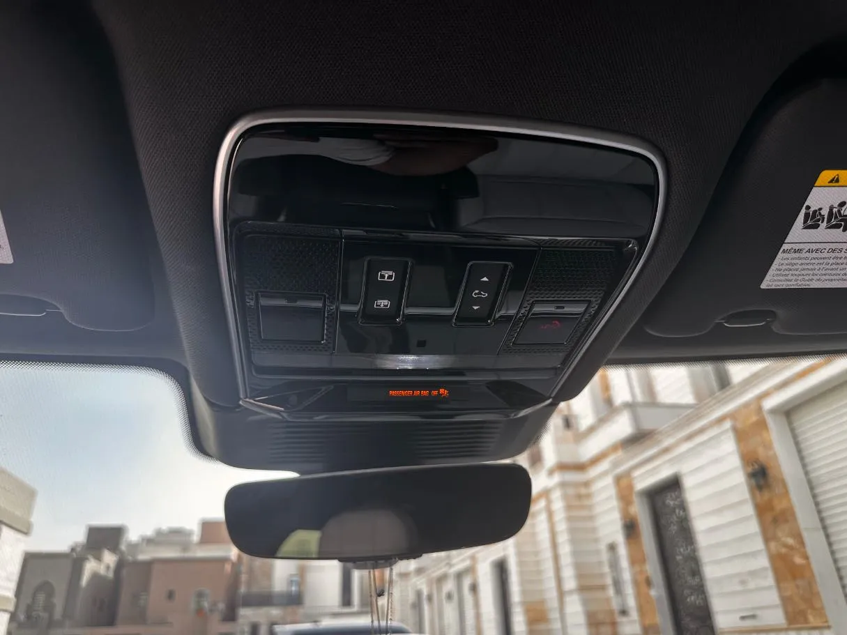 Car image 25