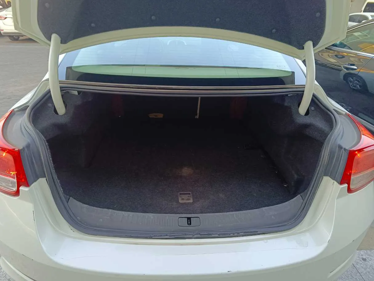 Car image 26