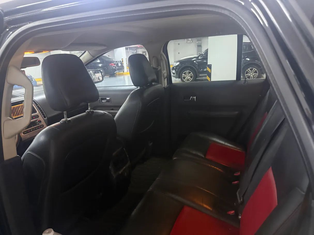 Car image 12