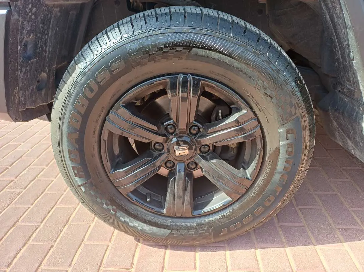 Car image 9