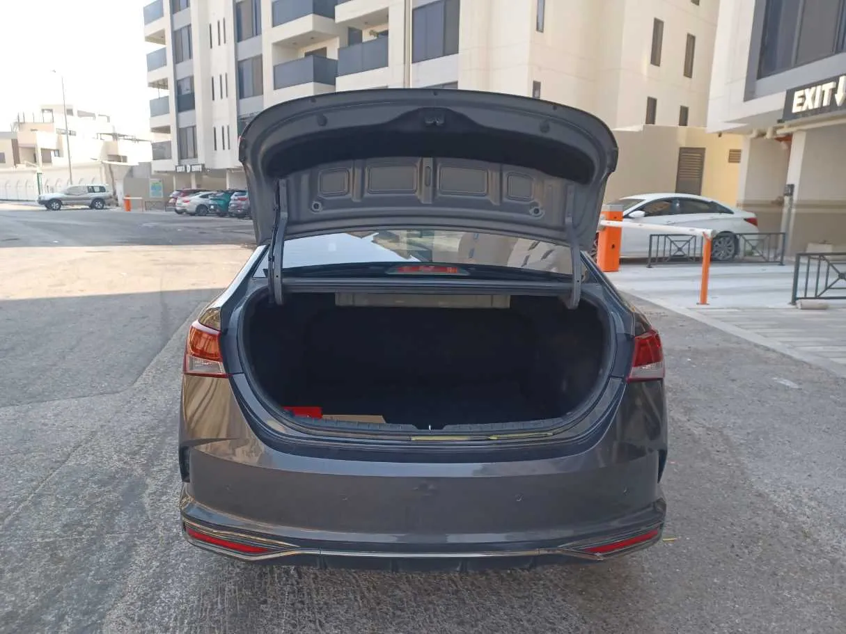 Car image 19