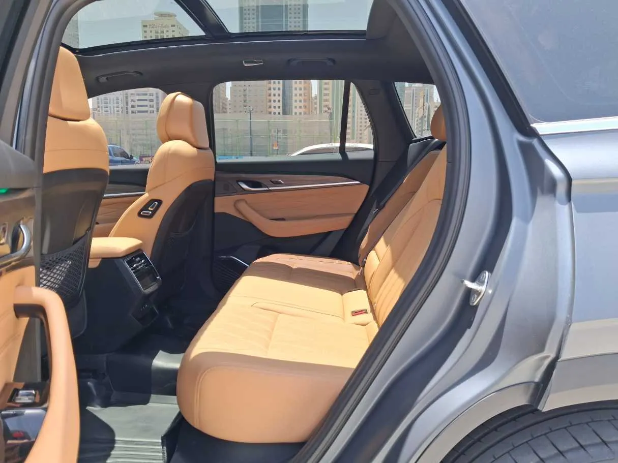 Car image 13