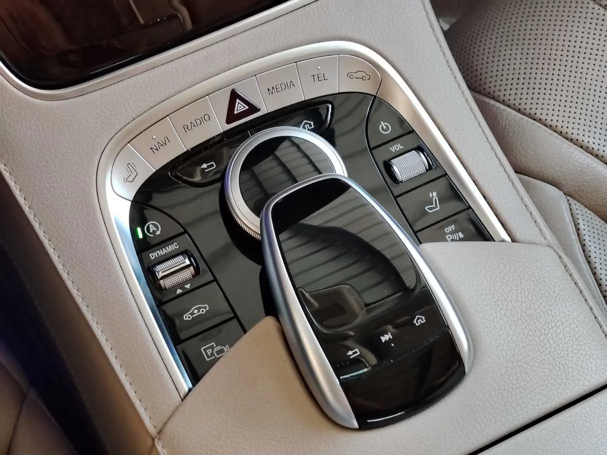 Car image 19